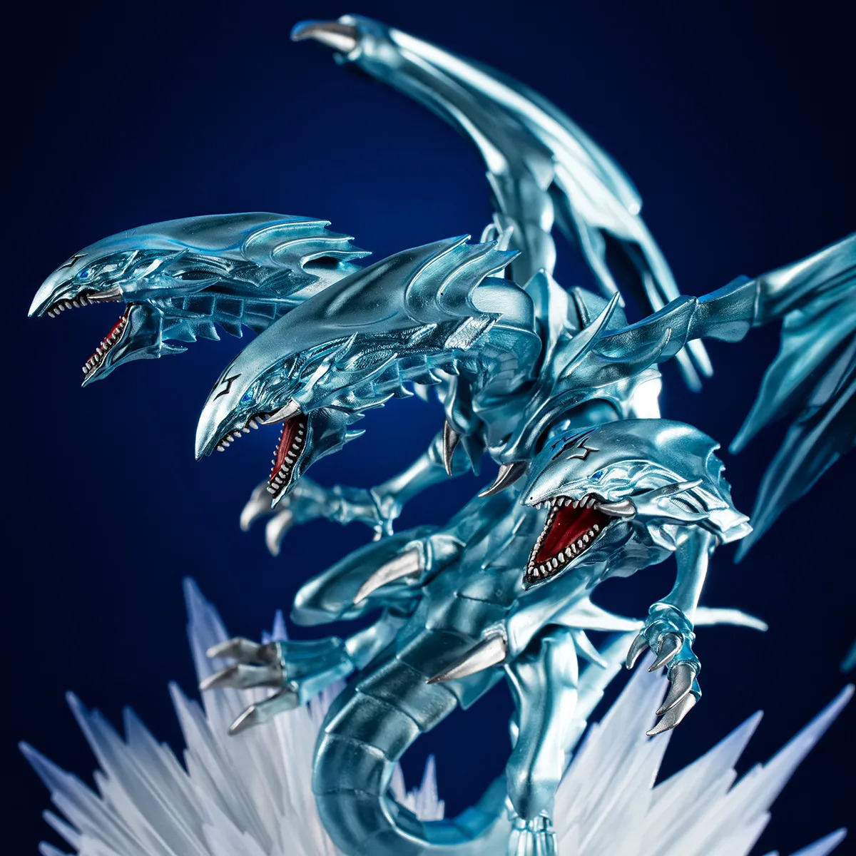Blue Eyes Ultimate Dragon Yu-Gi-Oh! MONSTER CHRONICLE Figure (2)