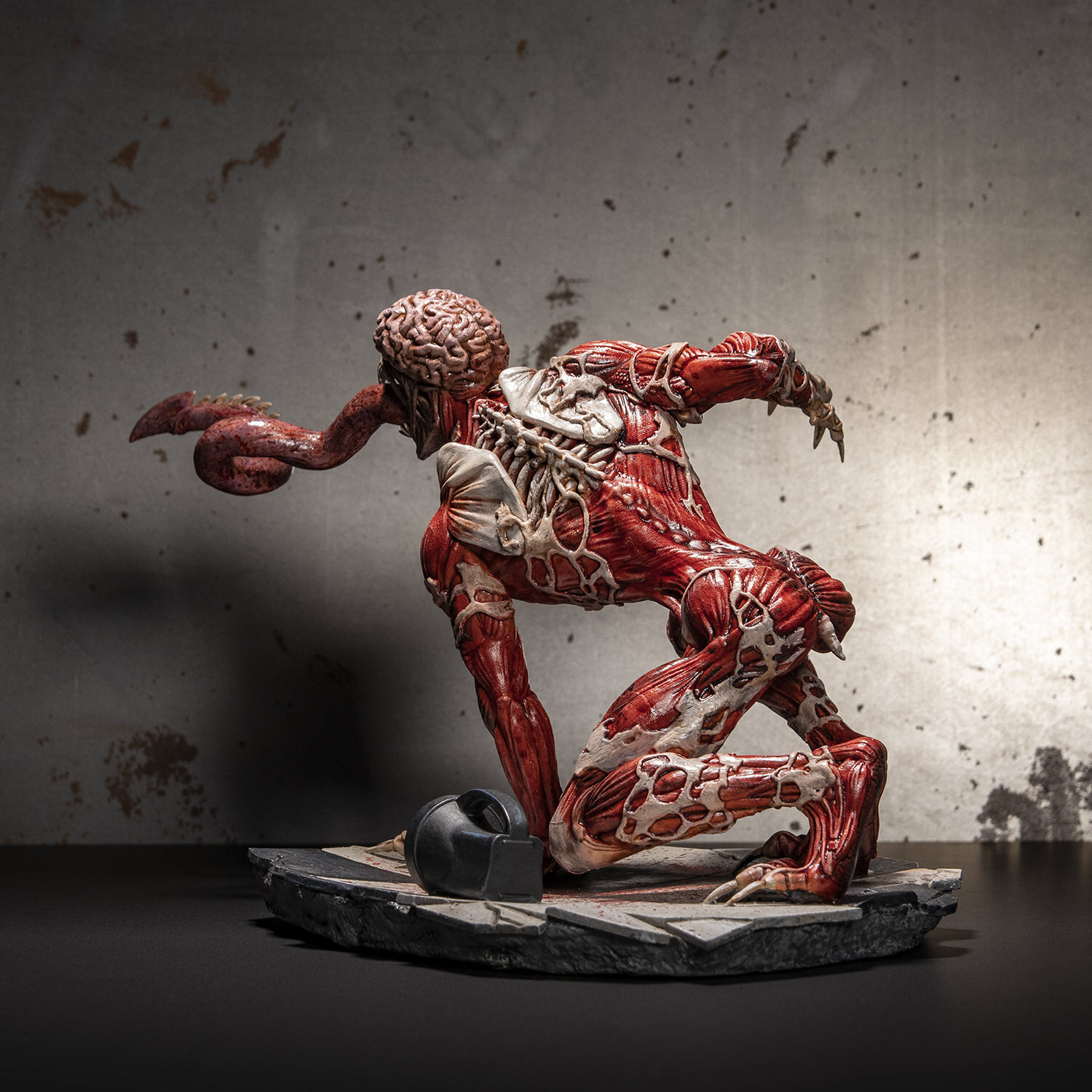 Licker Resident Evil Official Collectible Figure (3)
